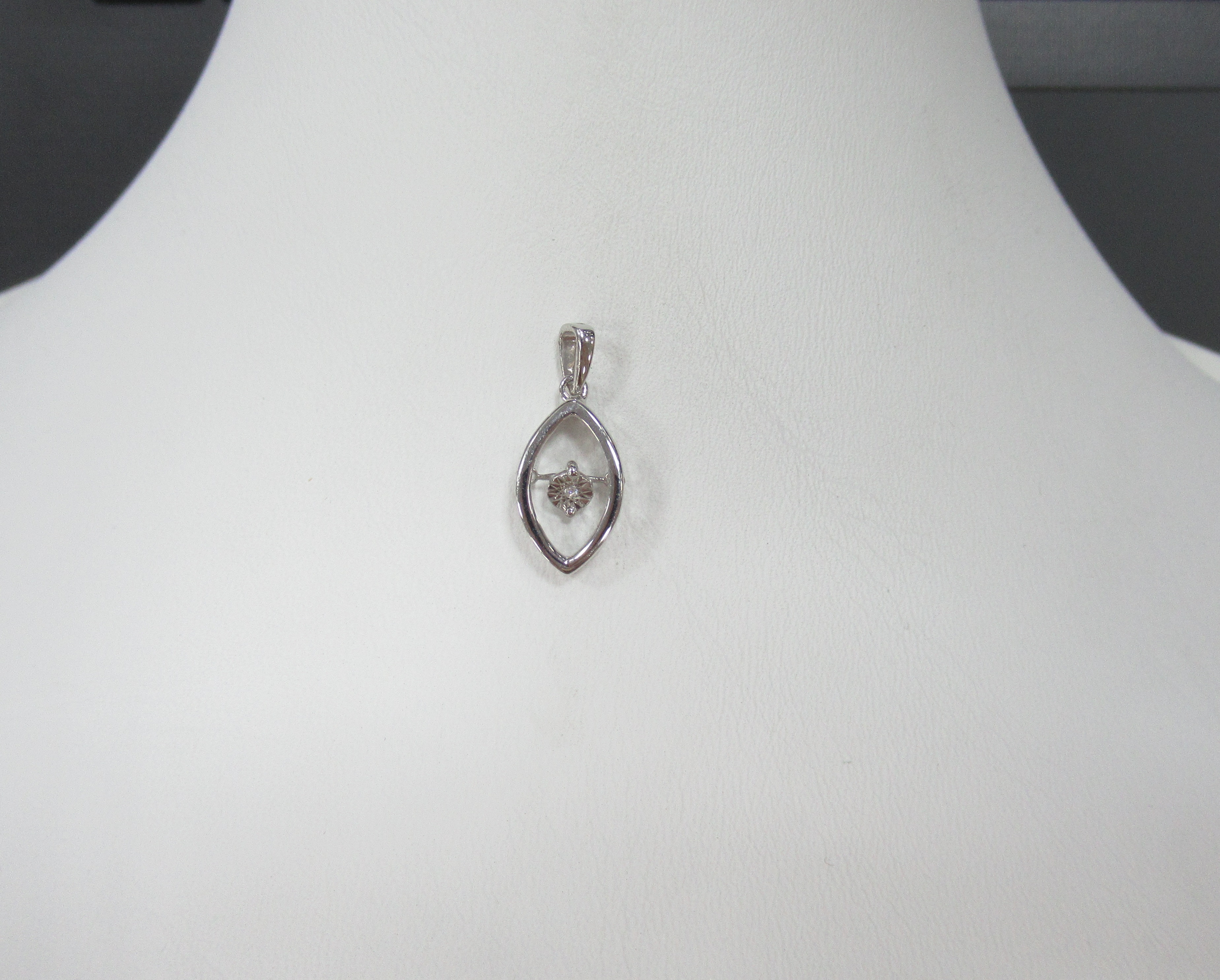 Серебряная подвеска с бриллиантом "Танцующий камень"